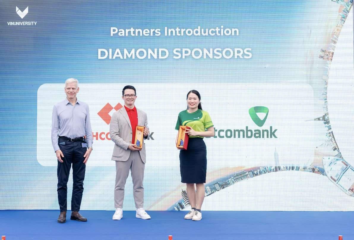 Hợp tác với doanh nghiệp